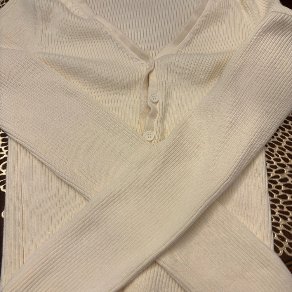 Aeropostale Women's V-Neck Sweater in Cream